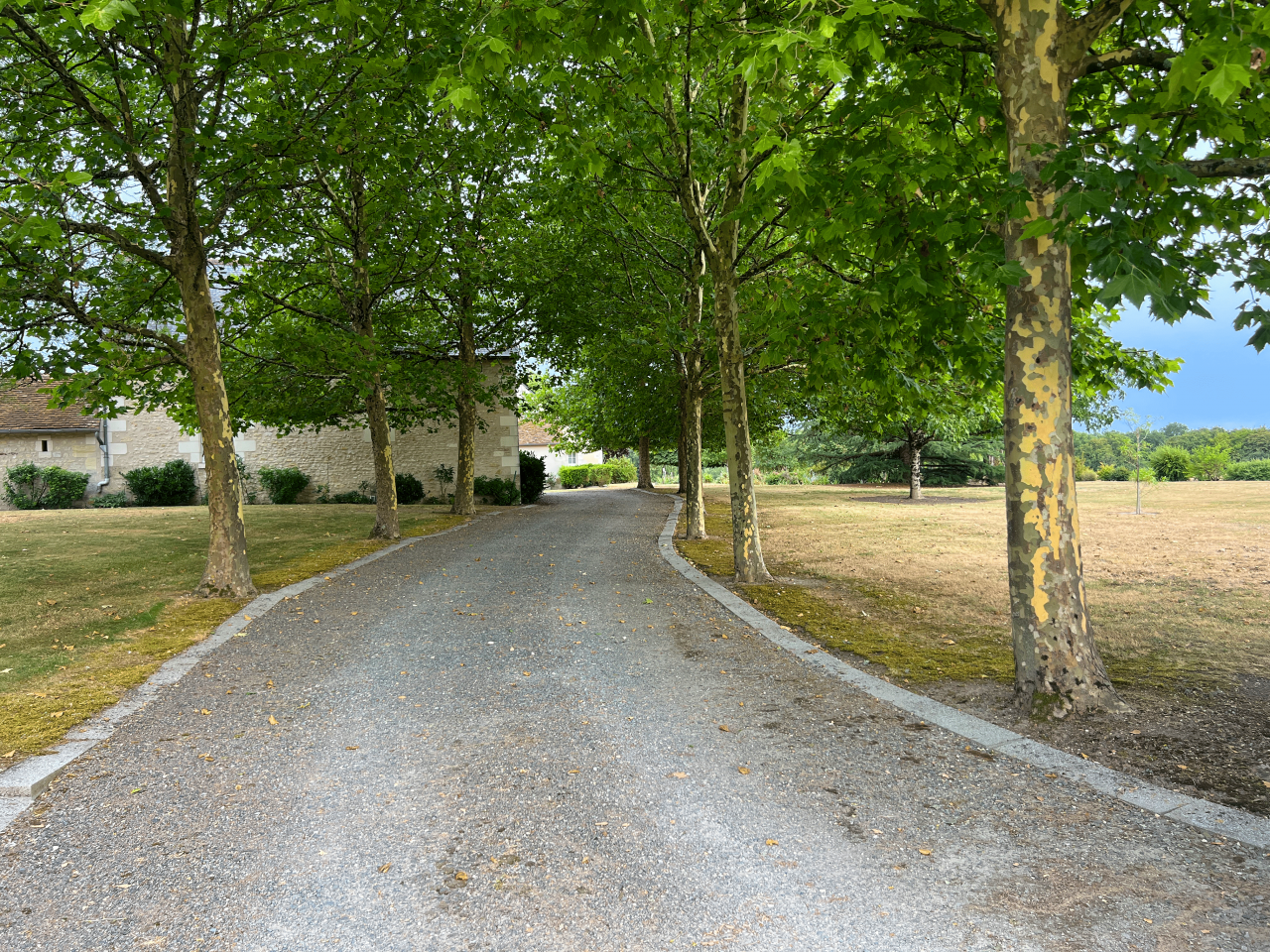 Propri&eacute;t&eacute; avec parc, deux maisons, d&eacute;pendances