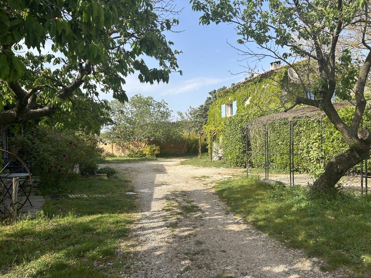 Propri&eacute;t&eacute; &eacute;questre avec villa et g&icirc;tes  Lan&ccedil;on-Provence