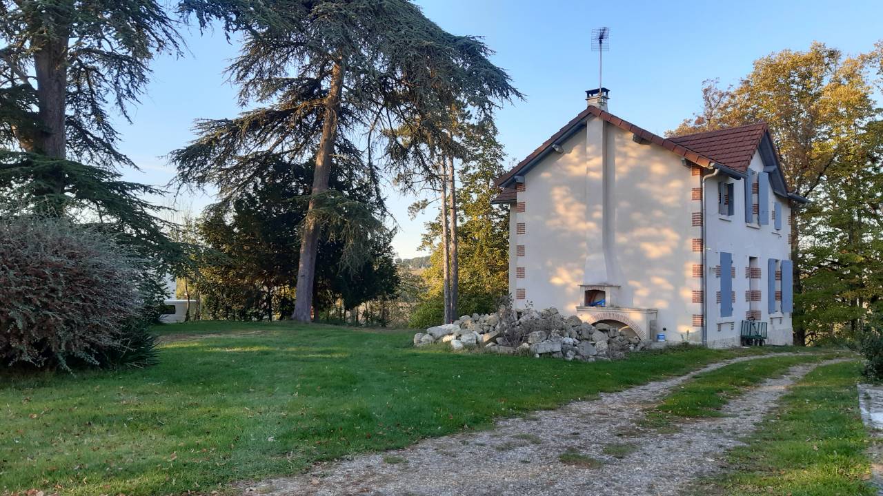 Loue Ecuries, prairies cl&ocirc;tur&eacute;es et maison habitation 