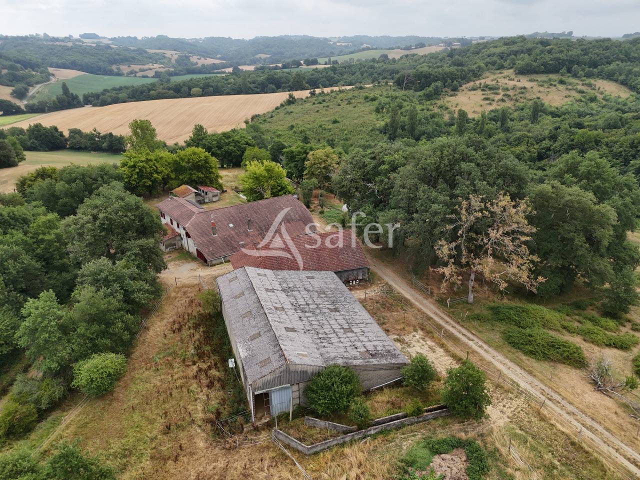 Ancien corps de ferme avec g&icirc;te et maison sur 2 ha prairies sec