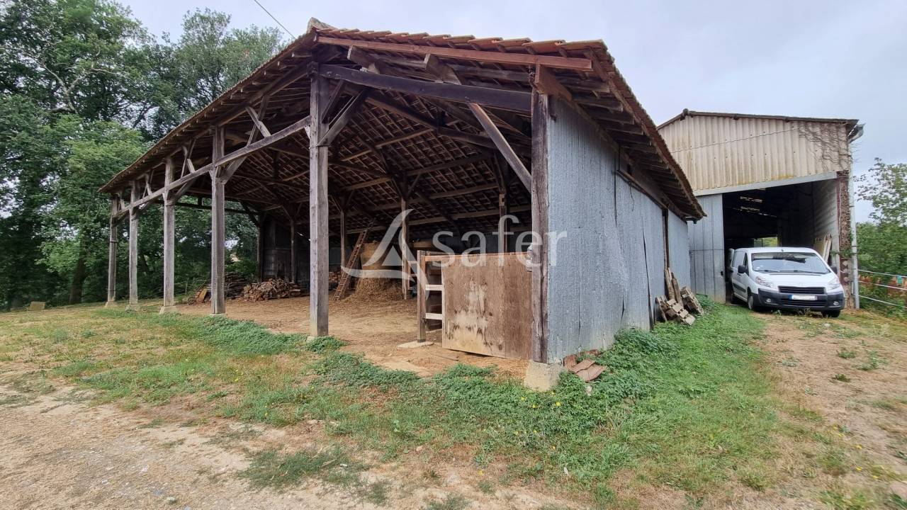 Ancien corps de ferme avec g&icirc;te et maison sur 2 ha prairies sec