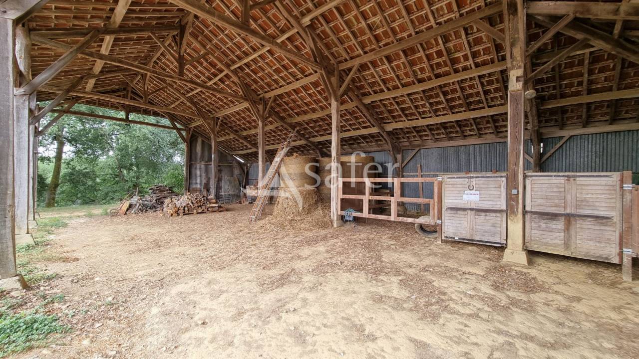 Ancien corps de ferme avec g&icirc;te et maison sur 2 ha prairies sec
