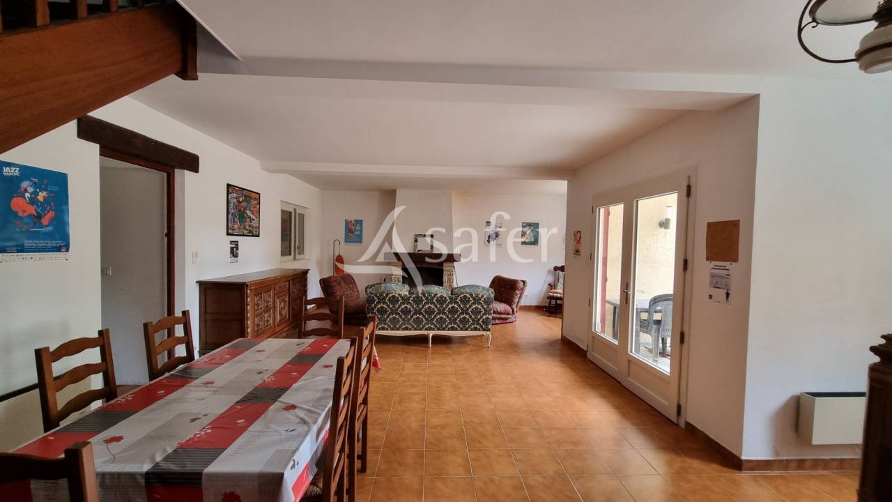 Ancien corps de ferme avec g&icirc;te et maison sur 2 ha prairies sec