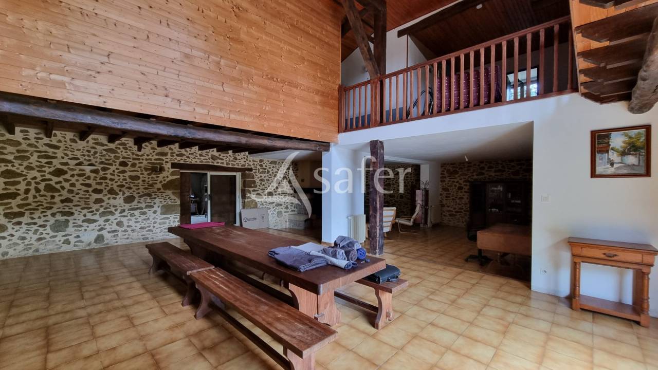 Ancien corps de ferme avec g&icirc;te et maison sur 2 ha prairies sec