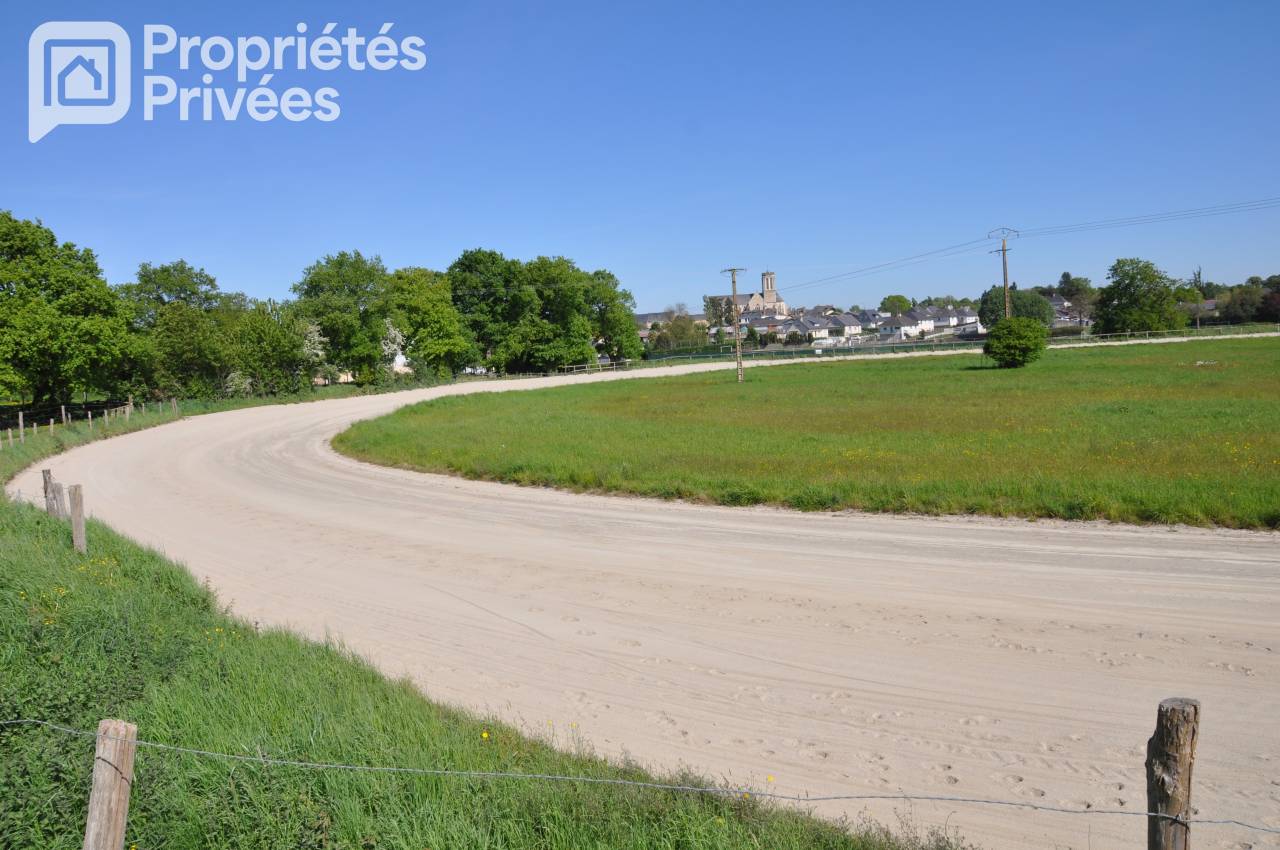MAYENNE - CENTRE EQUESTRE 7 HECTARES, HANGAR, STUDIO