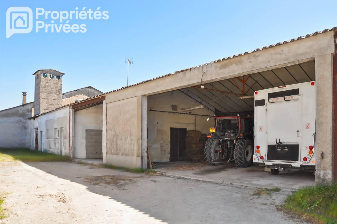 MAYENNE - CENTRE EQUESTRE 7 HECTARES, HANGAR, STUDIO