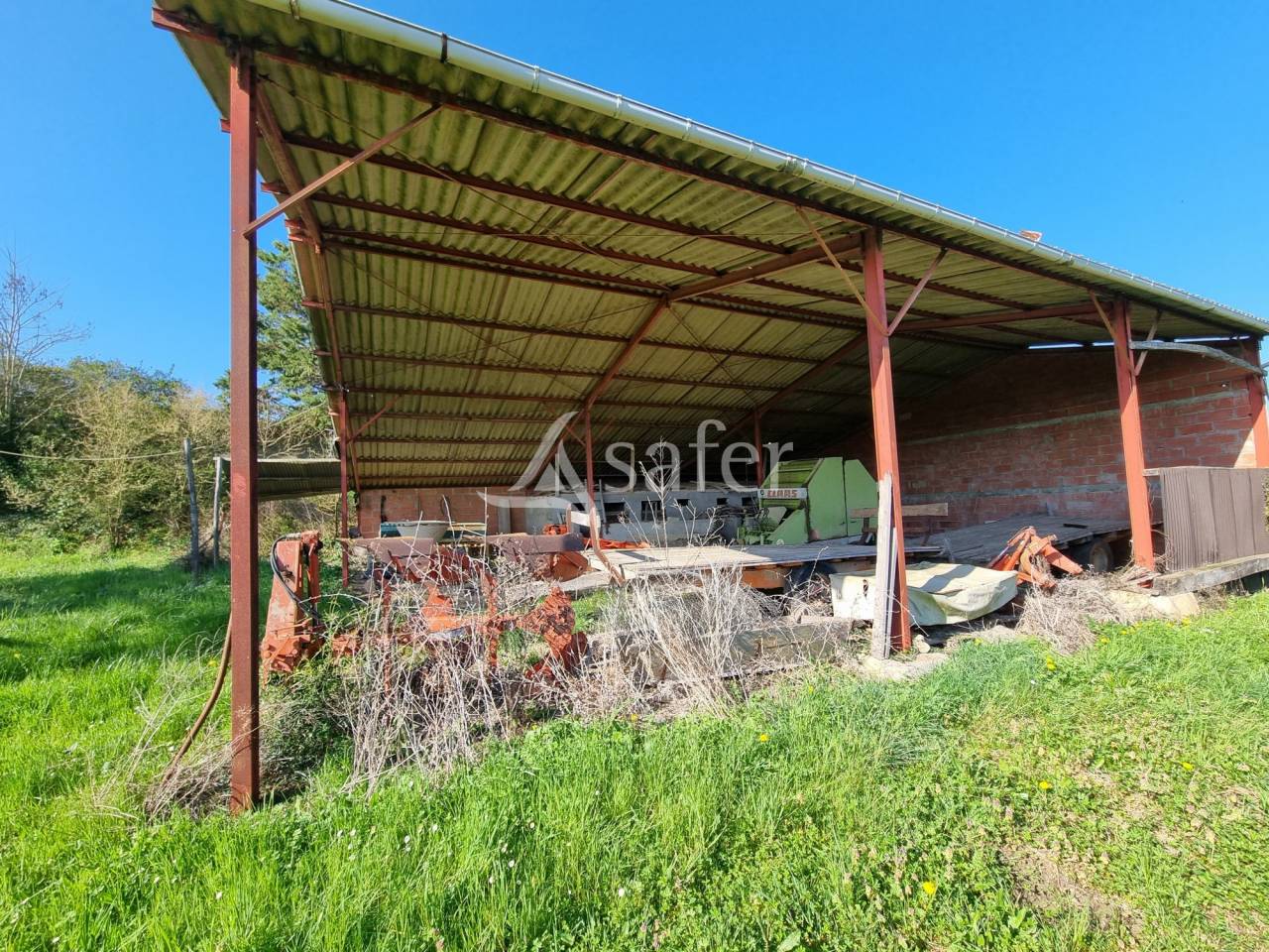 Corps de ferme &agrave; r&eacute;nover avec fermier en place sur les terres