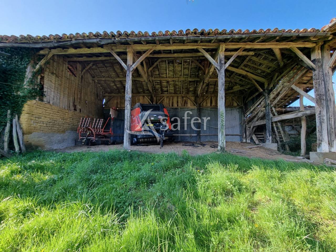 Corps de ferme &agrave; r&eacute;nover avec fermier en place sur les terres