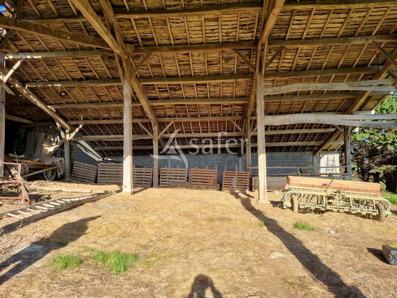 Corps de ferme &agrave; r&eacute;nover avec fermier en place sur les terres