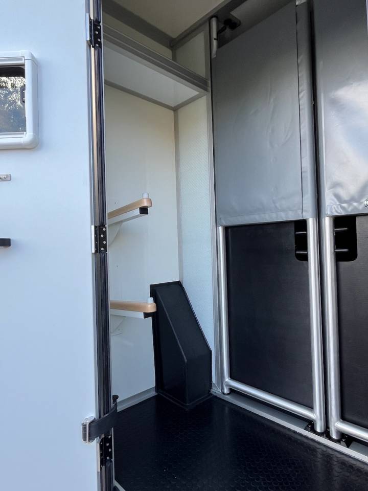 MAXUS DELIVER 9 LUXURY MSG STALLION LIGHT