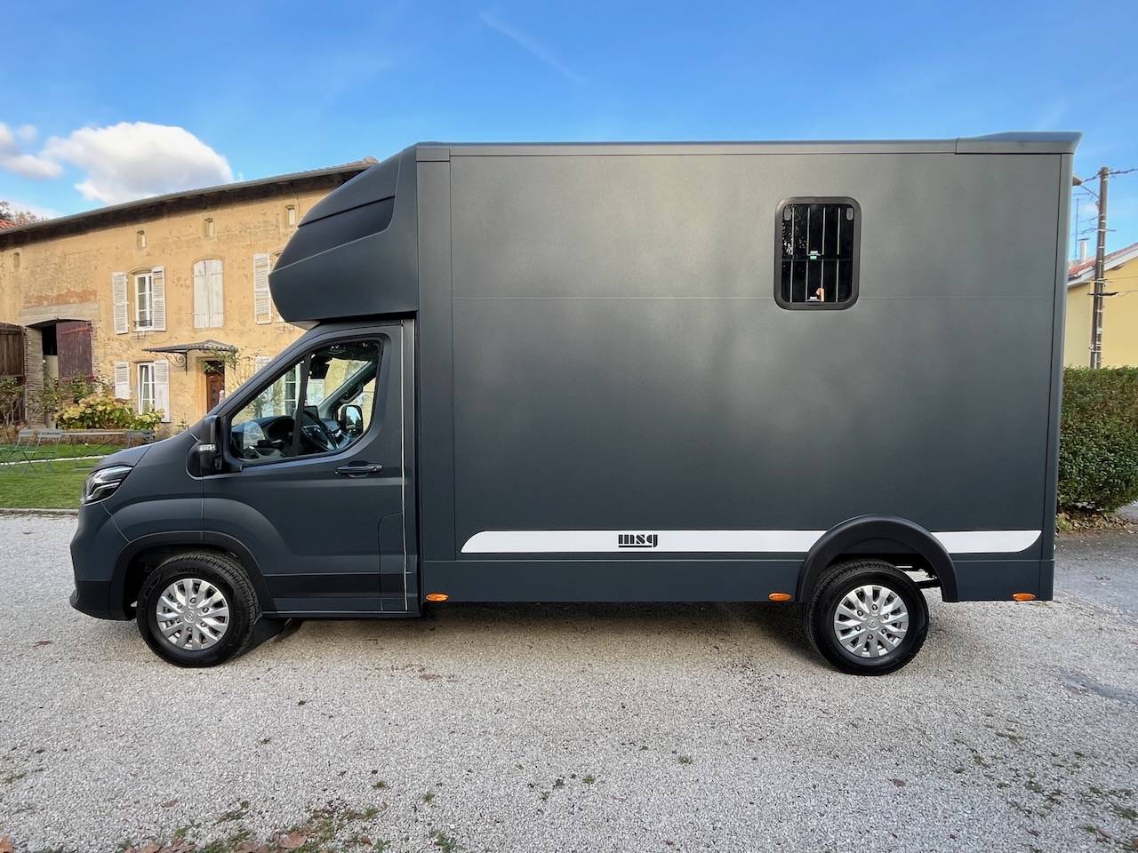 MAXUS DELIVER 9 LUXURY MSG STALLION LIGHT