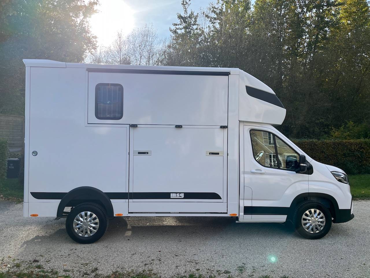 MAXUS DELIVER 9 LUXURY MSG STALLION LIGHT