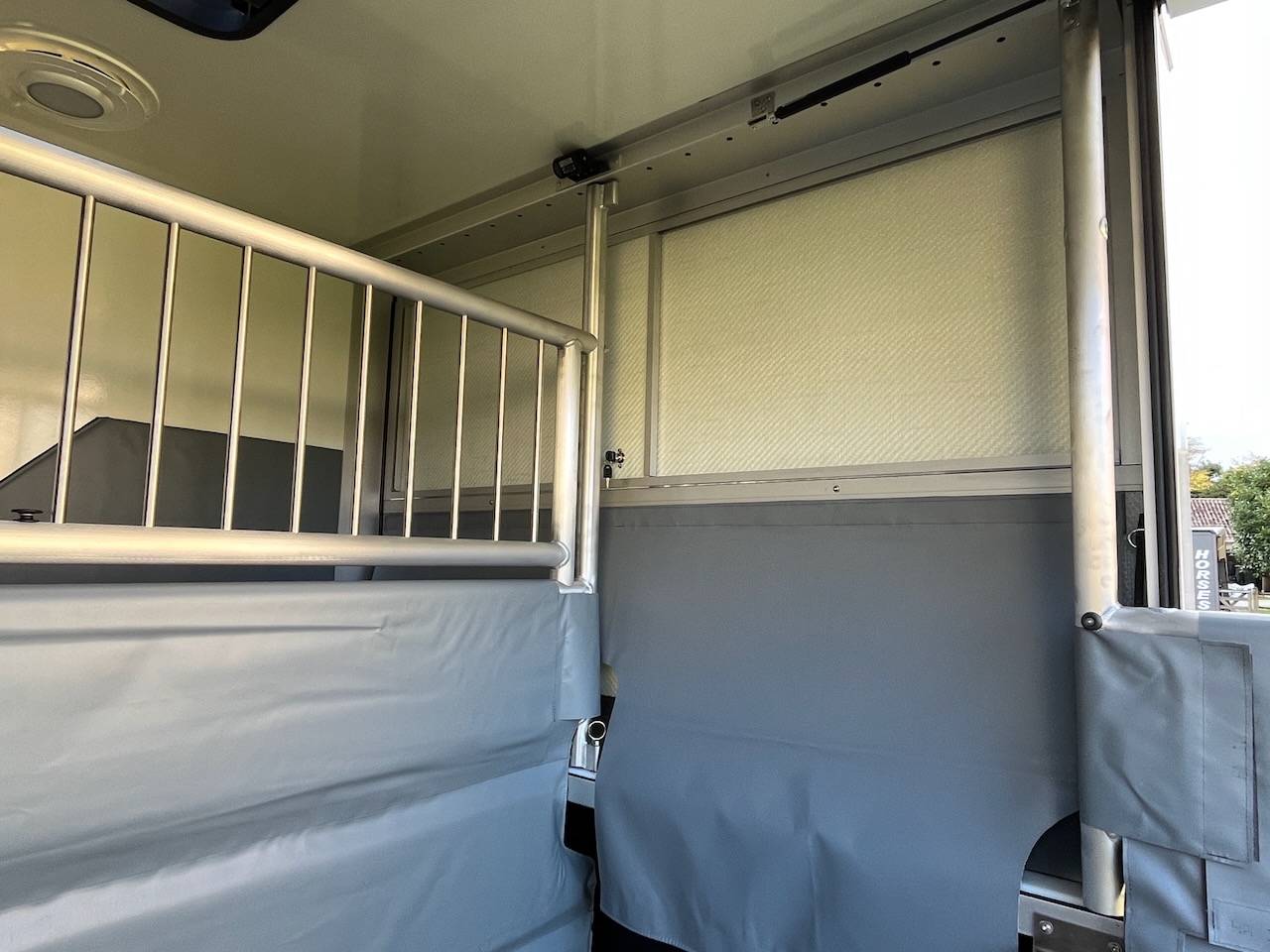 MAXUS DELIVER 9 LUXURY MSG STALLION LIGHT
