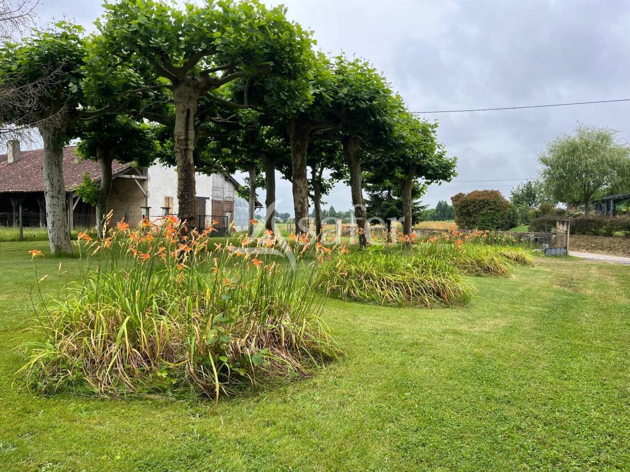 Propri&eacute;t&eacute; &agrave; r&eacute;nover sur 11 ha de prairies &agrave; 2min centre-vil