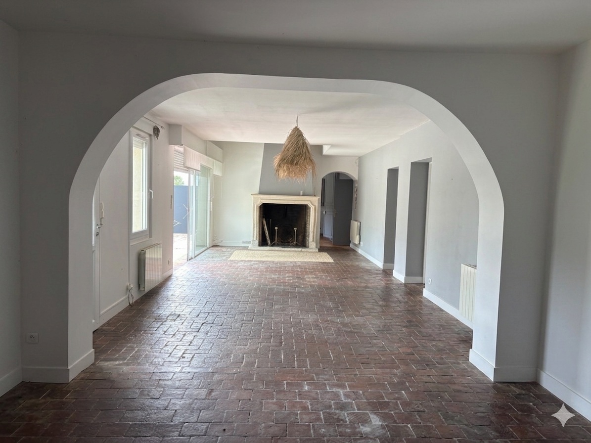 Propri&eacute;t&eacute; &eacute;questre priv&eacute;e avec potentiel g&icirc;te, 2 boxes