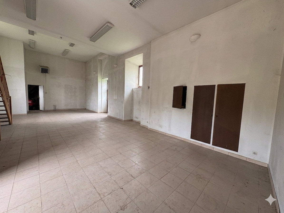 Propri&eacute;t&eacute; &eacute;questre priv&eacute;e avec potentiel g&icirc;te, 2 boxes