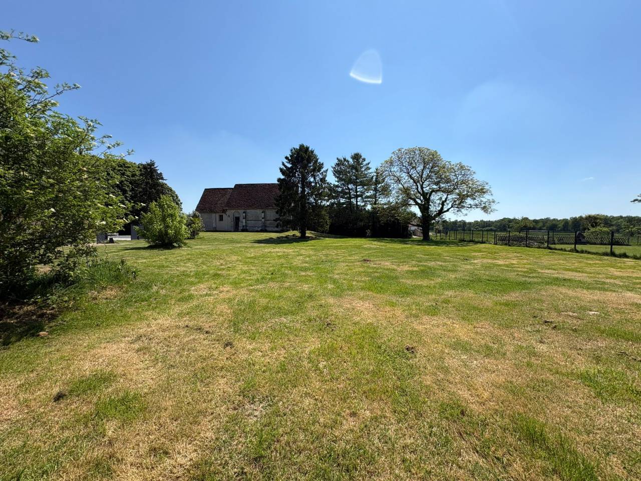 Propri&eacute;t&eacute; &eacute;questre priv&eacute;e avec potentiel g&icirc;te, 2 boxes