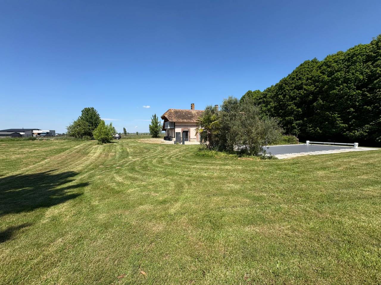 Propri&eacute;t&eacute; &eacute;questre priv&eacute;e avec potentiel g&icirc;te, 2 boxes