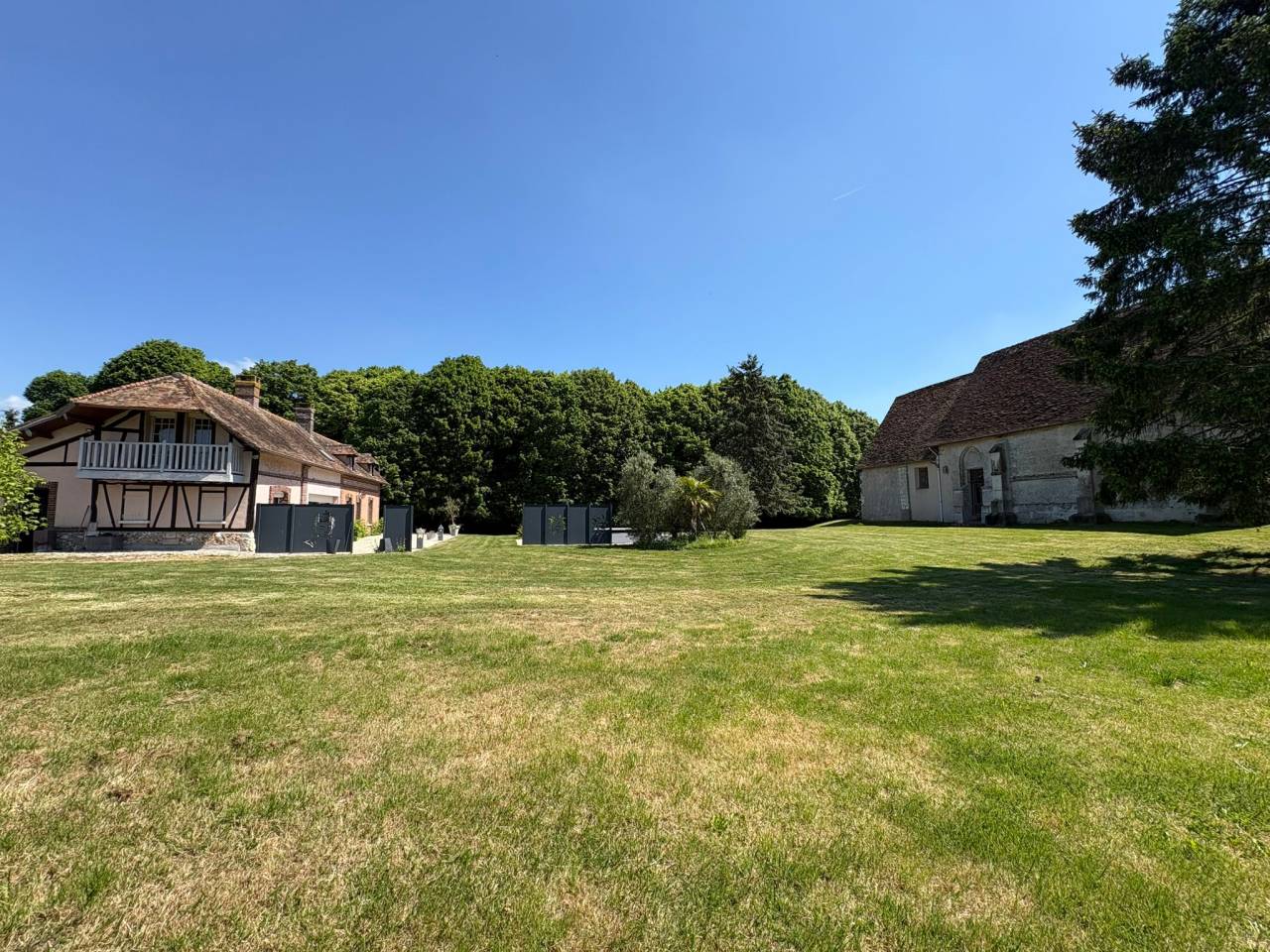 Propri&eacute;t&eacute; &eacute;questre priv&eacute;e avec potentiel g&icirc;te, 2 boxes