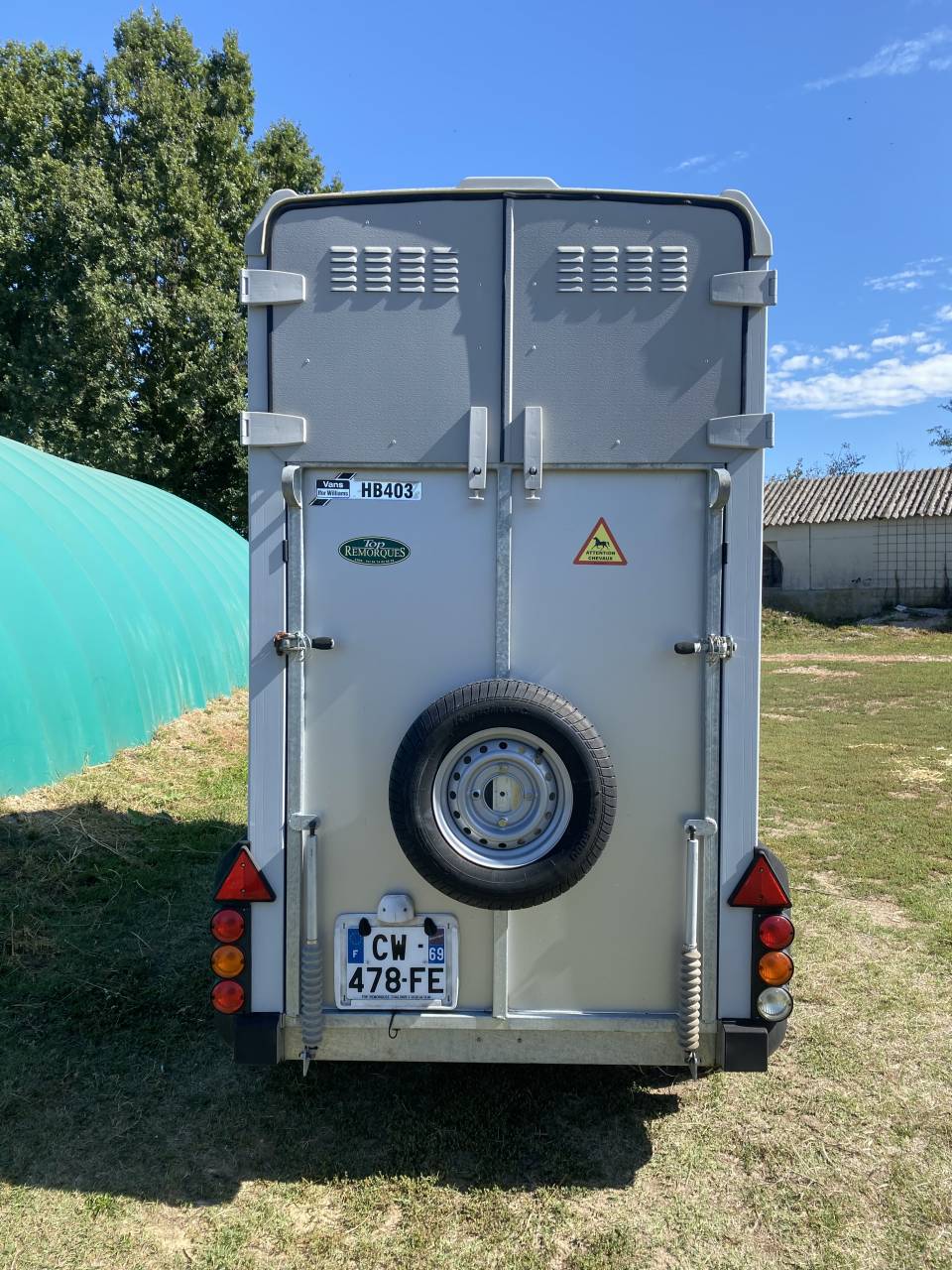 Van Ifor williams avec sellerie roulante + accessoires 