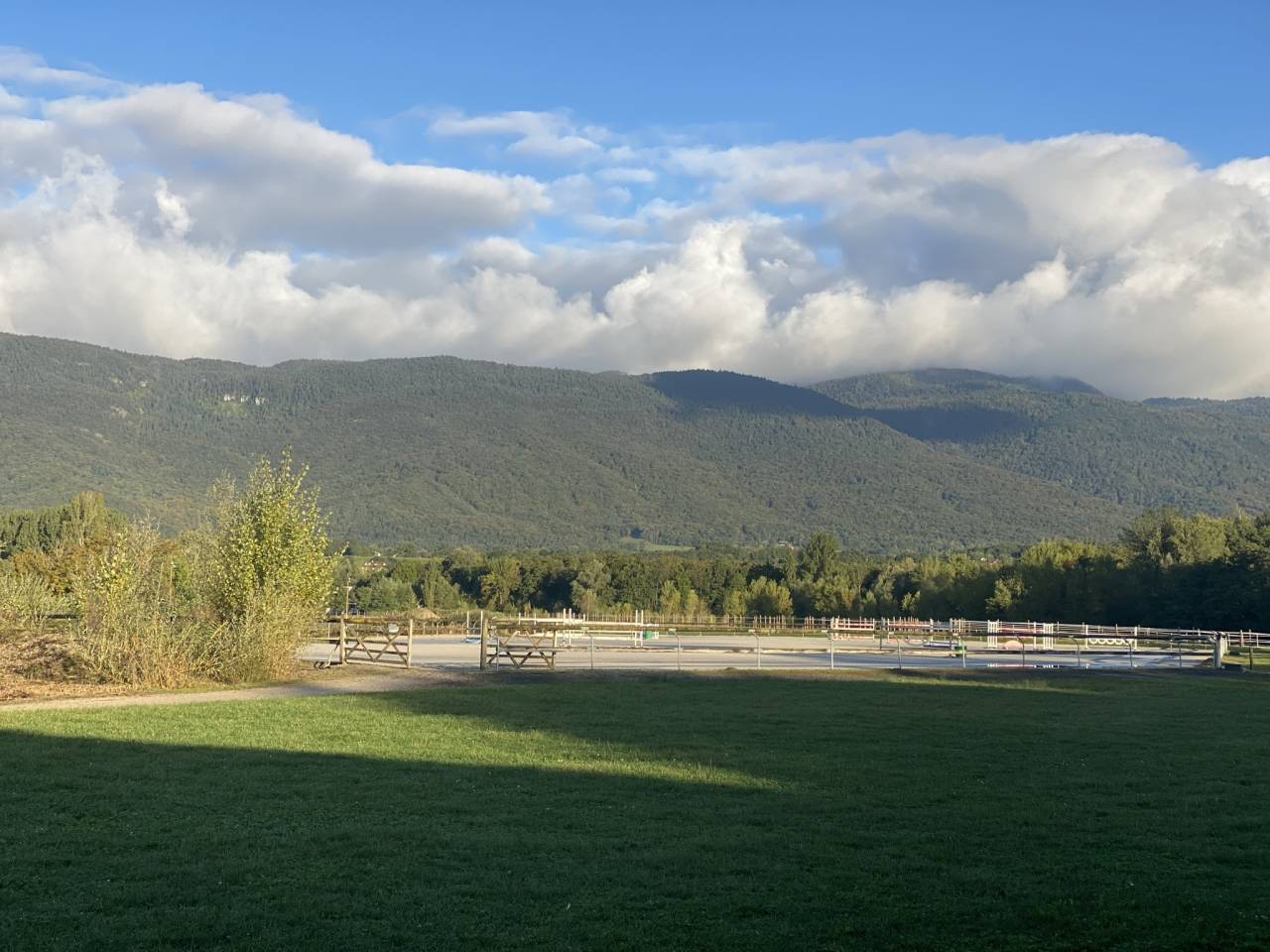 Belle structure &eacute;questre &agrave; louer - Divonne les Bains