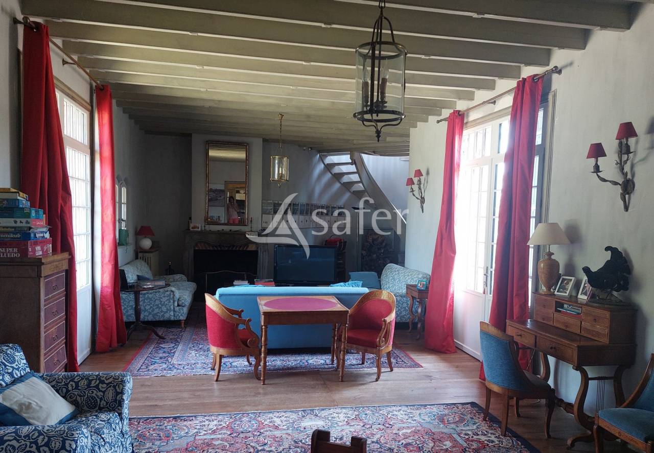 Belle propri&eacute;t&eacute; b&acirc;tie sur 90ha avec bois et &eacute;tang