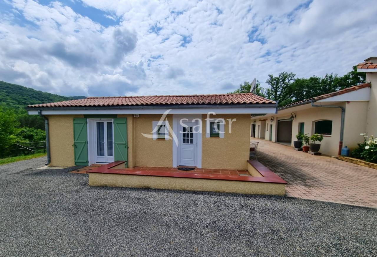 Maison avec lac priv&eacute; et 60ha de for&ecirc;t