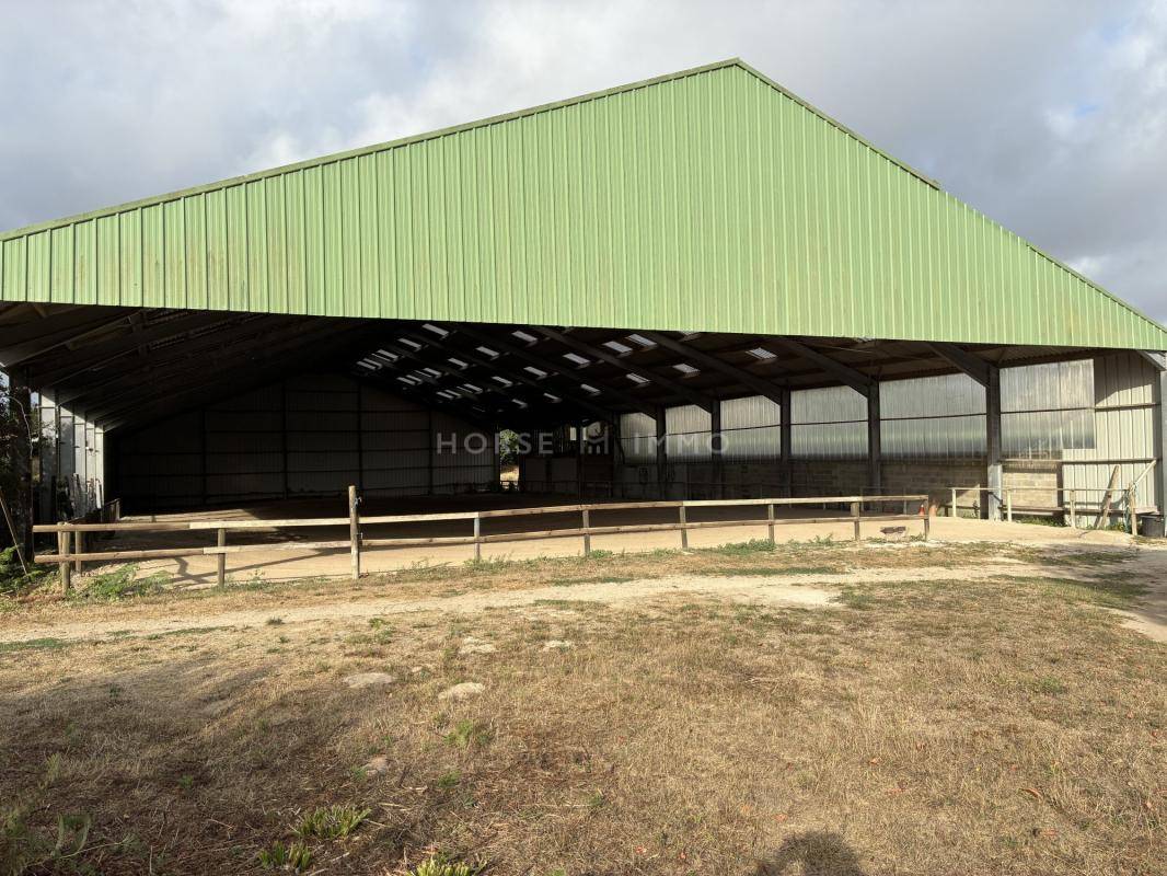 Exclusivit&eacute;, Ecurie 30 boxes, 2 man&egrave;ges, carri&egrave;re, 8 ha
