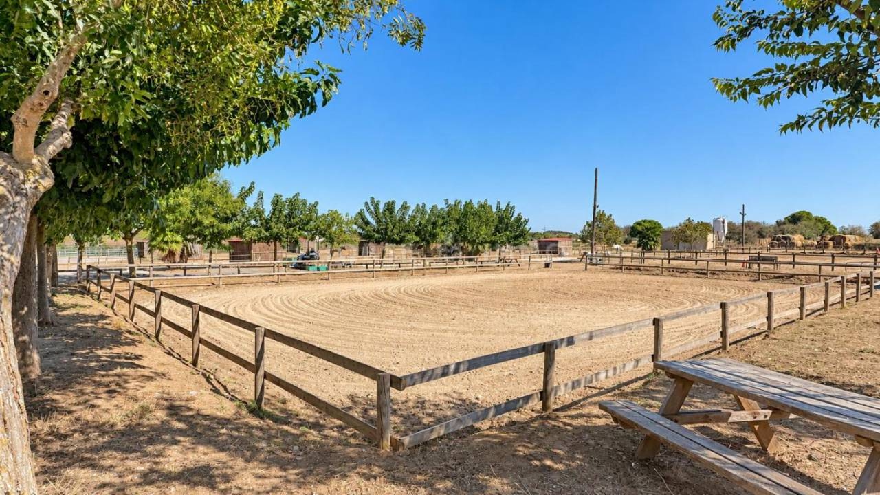 Domaine &eacute;questre proche B&eacute;ziers et les plages