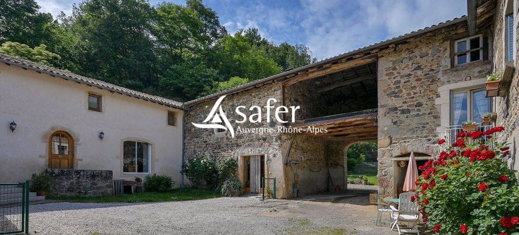 FERME RENOVEE EN PIERRE ET GITE -SECTEUR BEAUJOLAIS