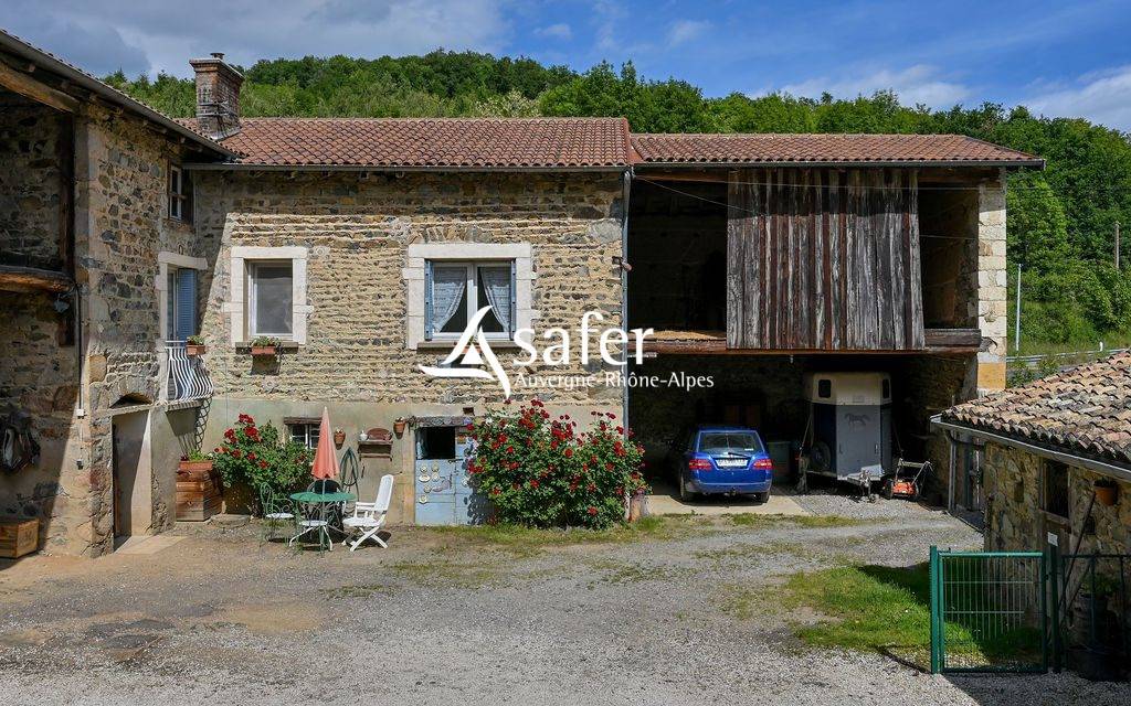 FERME RENOVEE EN PIERRE ET GITE -SECTEUR BEAUJOLAIS