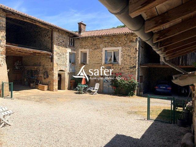 FERME RENOVEE EN PIERRE ET GITE -SECTEUR BEAUJOLAIS