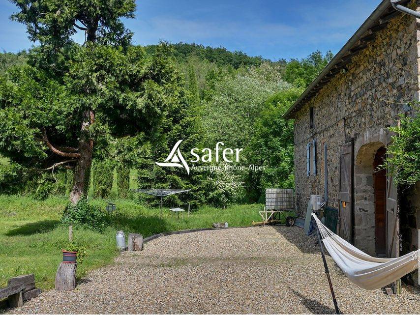 FERME RENOVEE EN PIERRE ET GITE -SECTEUR BEAUJOLAIS