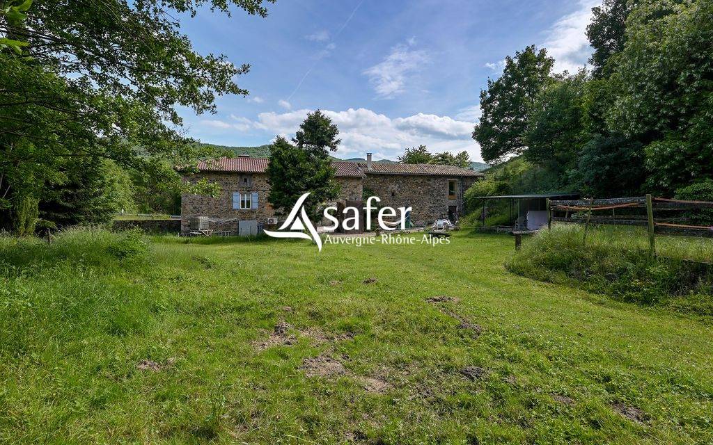 FERME RENOVEE EN PIERRE ET GITE -SECTEUR BEAUJOLAIS