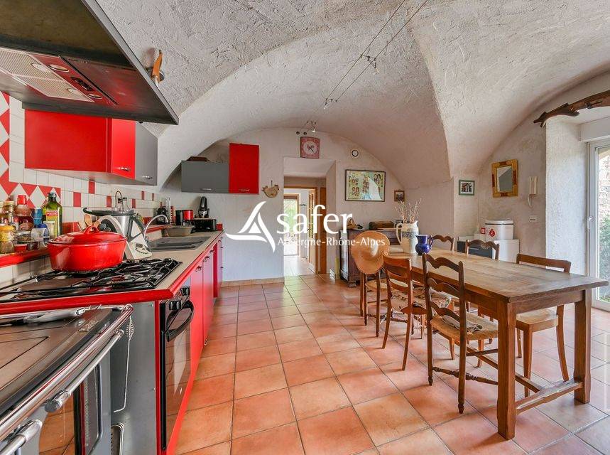 FERME RENOVEE EN PIERRE ET GITE -SECTEUR BEAUJOLAIS