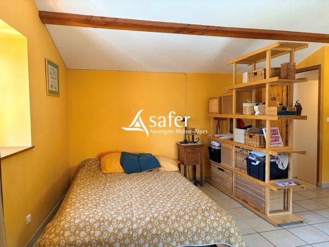 FERME RENOVEE EN PIERRE ET GITE -SECTEUR BEAUJOLAIS
