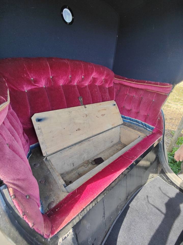 Cal&egrave;che Victoria Duc, ancienne magnifique voiture d&rsquo;att