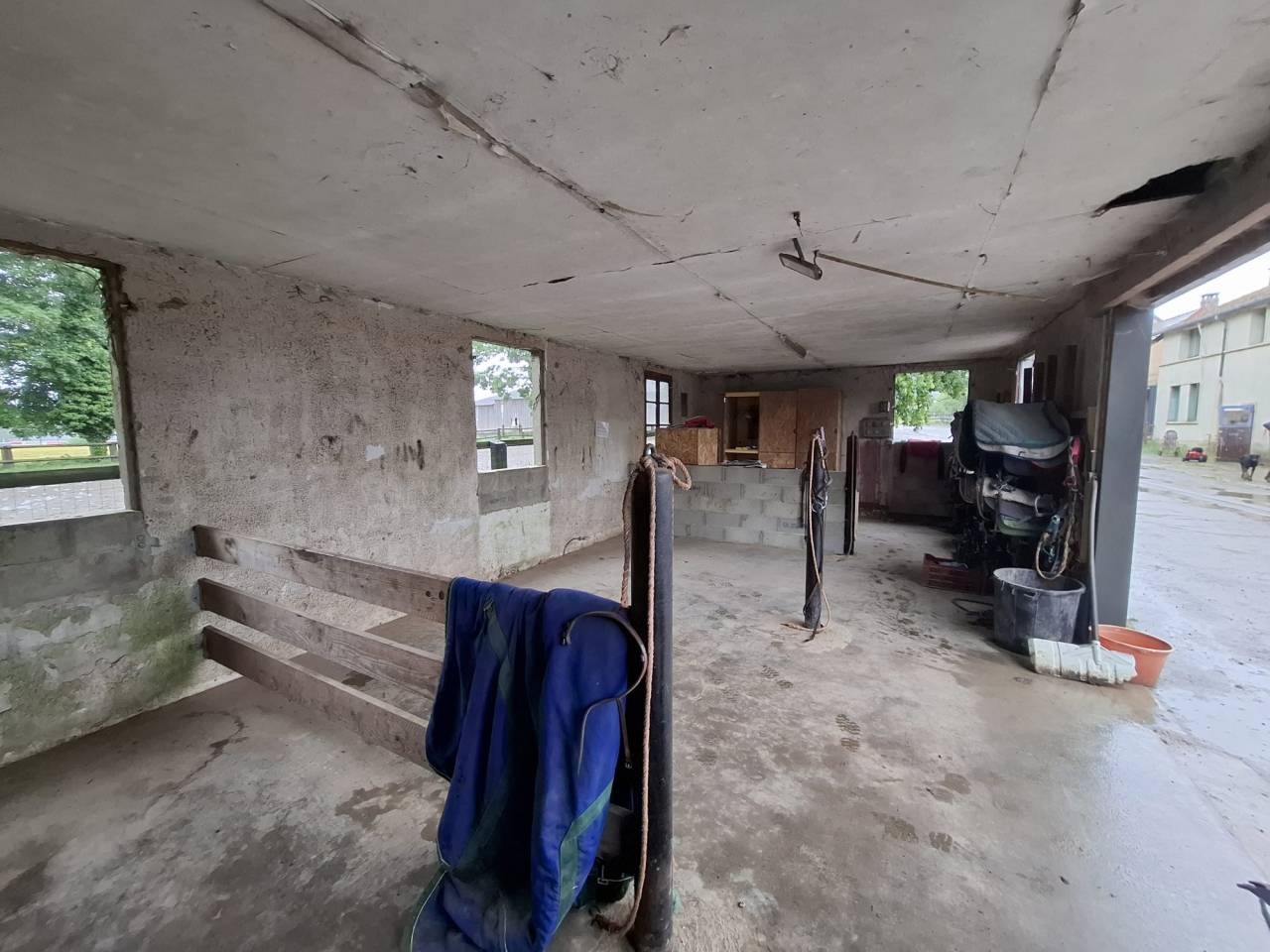 Centre &eacute;questre avec habitation et infrastructures compl&egrave;tes ?