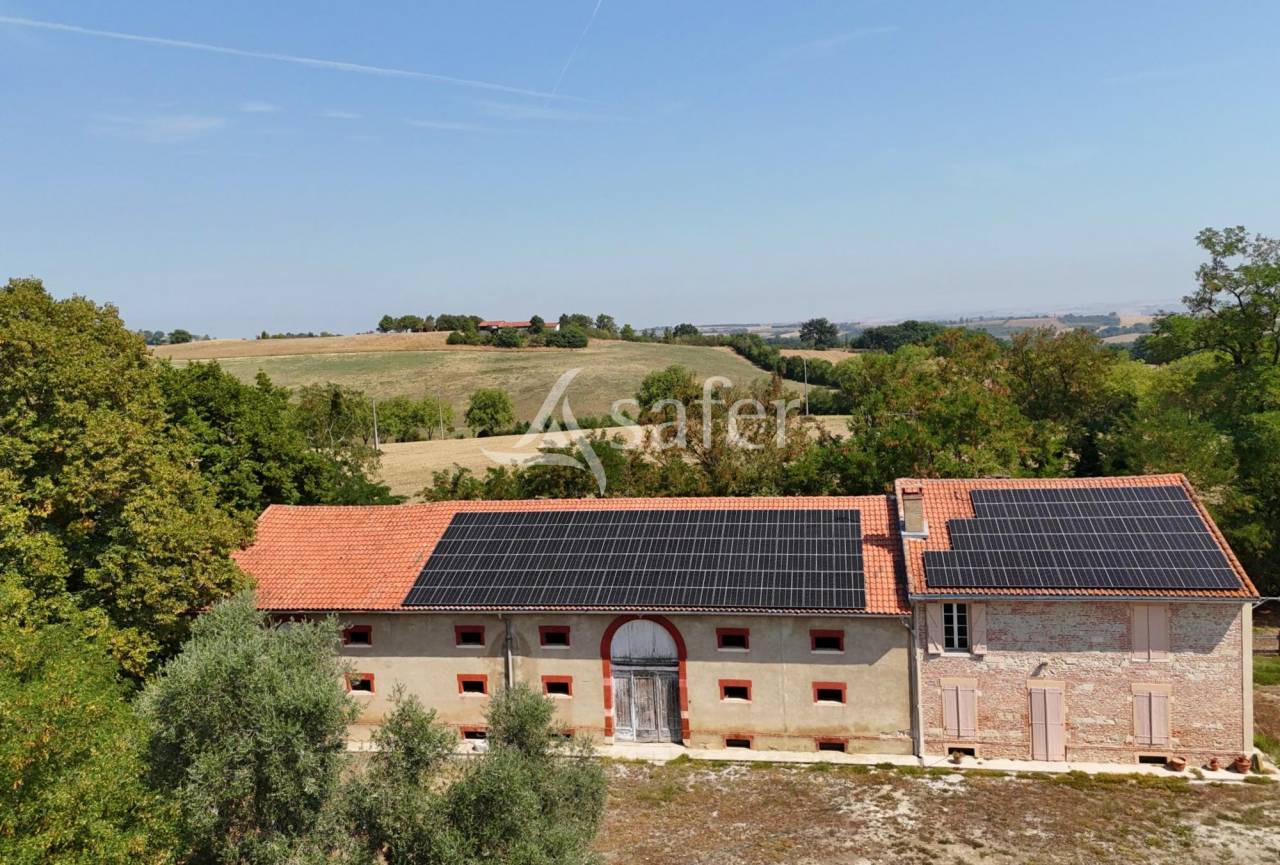Maison d'habitation avec d&eacute;pendances sur 17 hectares - Proche T