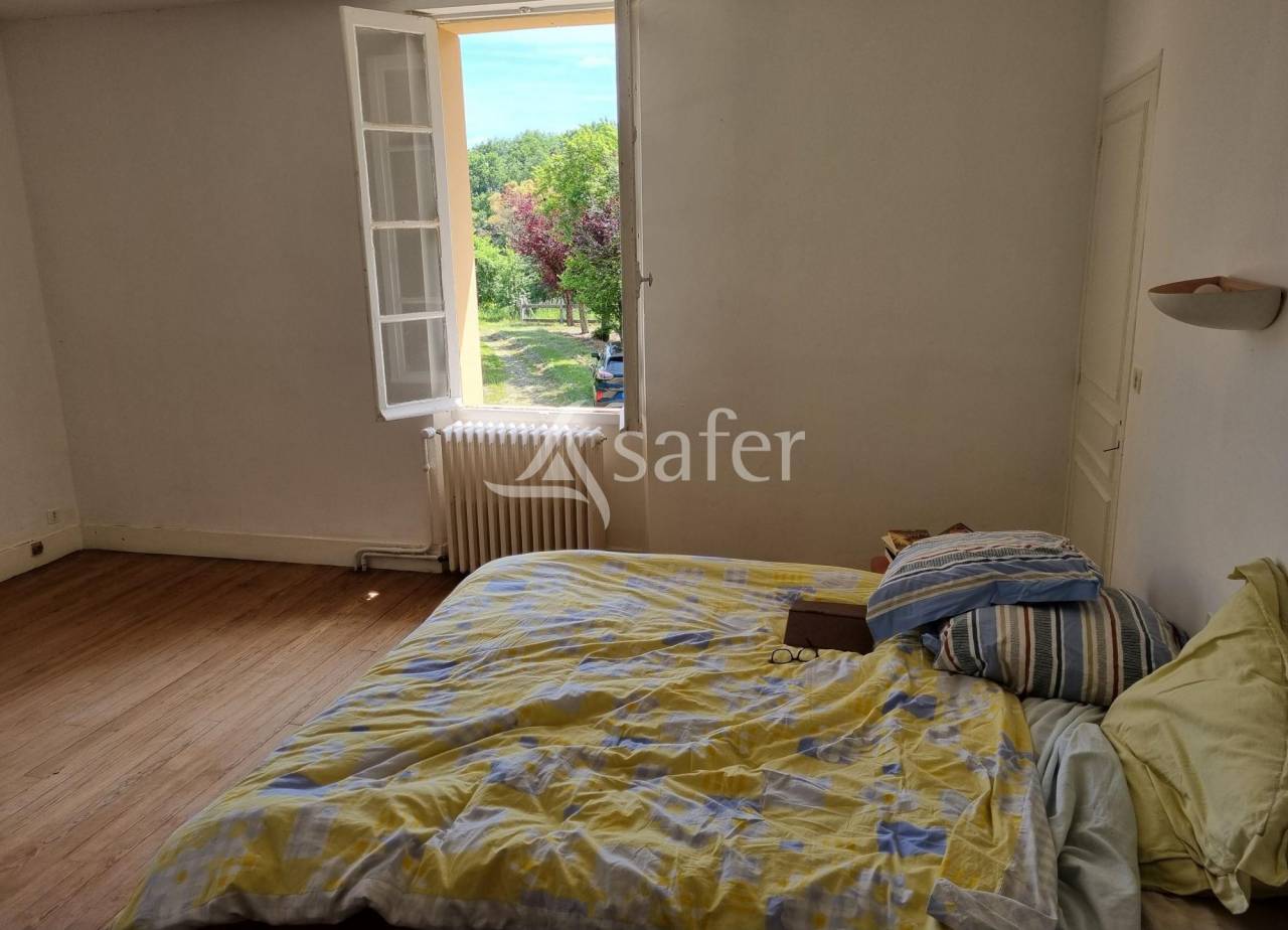 Maison d'habitation avec d&eacute;pendances sur 17 hectares - Proche T