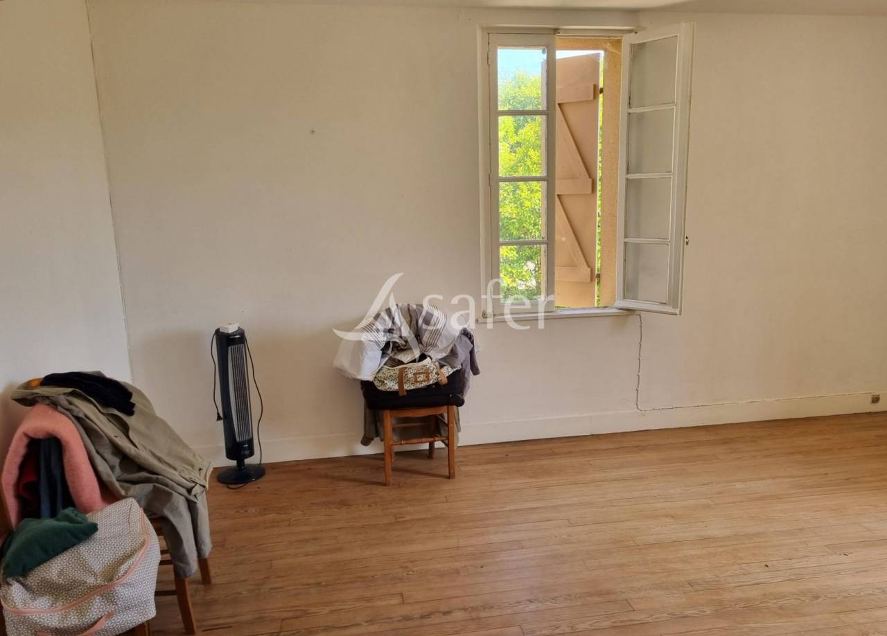 Maison d'habitation avec d&eacute;pendances sur 17 hectares - Proche T