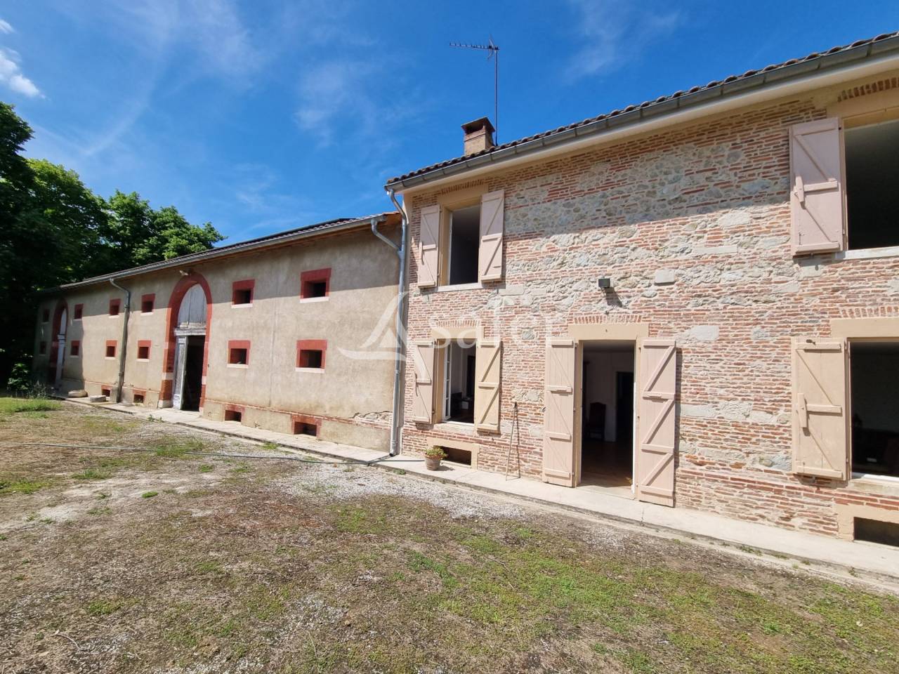 Maison d'habitation avec d&eacute;pendances sur 17 hectares - Proche T
