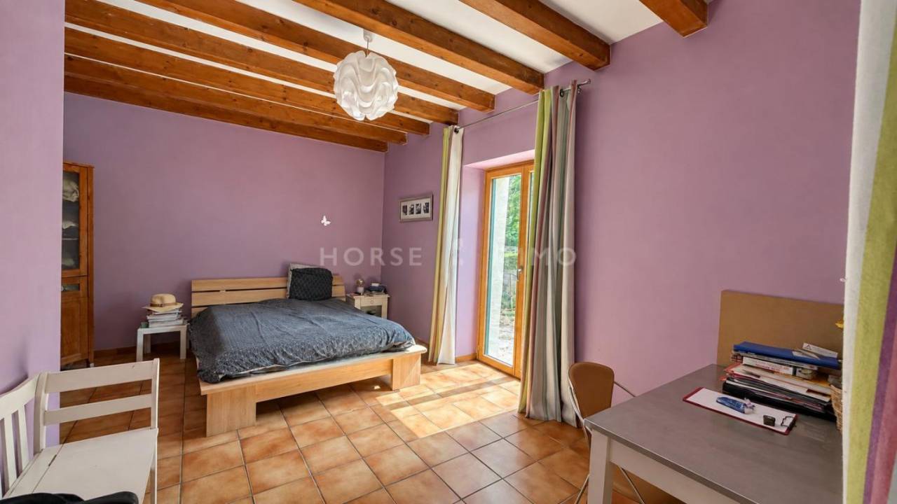 PROPRI&Eacute;T&Eacute; &Eacute;QUESTRE DE CARACT&Egrave;RE, TROIS LOGEMENTS ET CADRE VE
