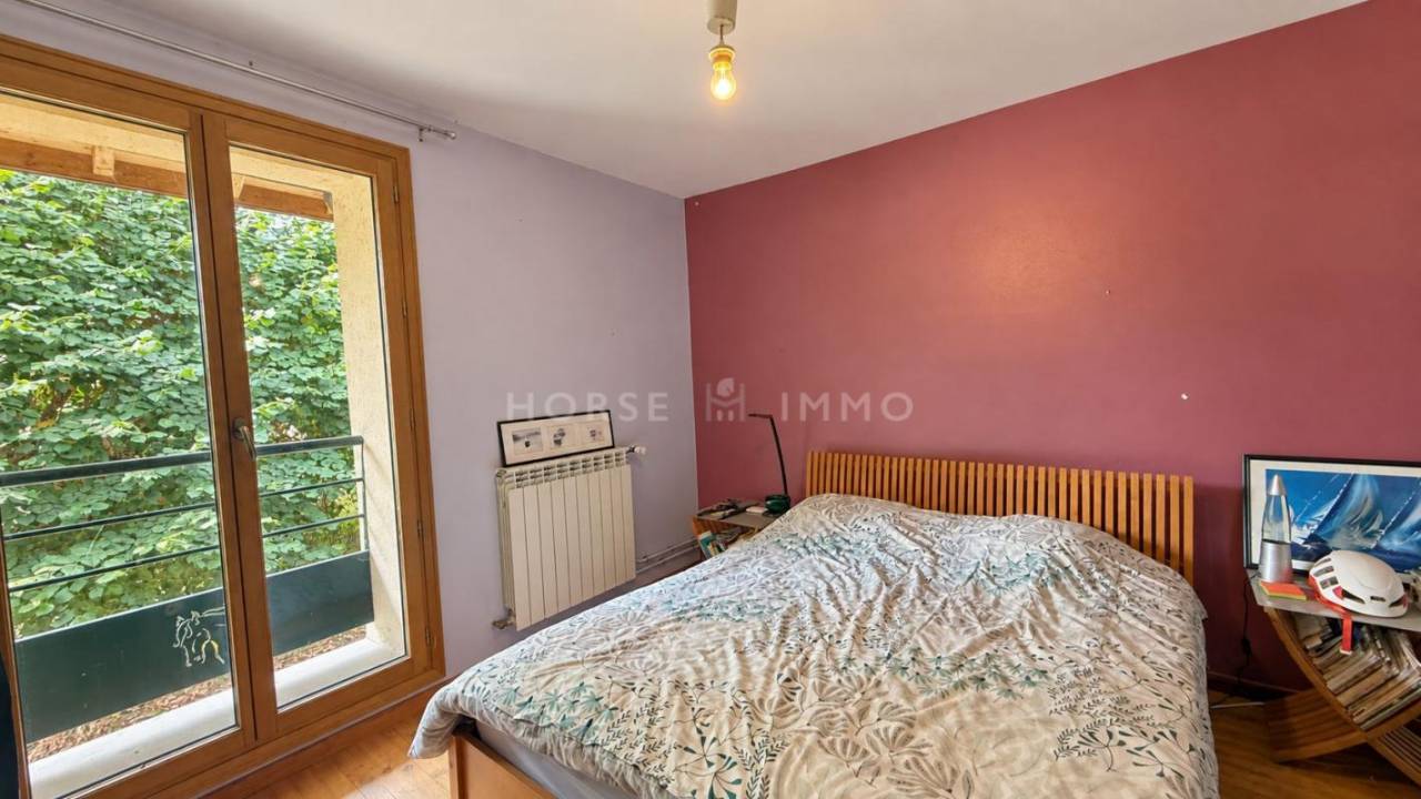 PROPRI&Eacute;T&Eacute; &Eacute;QUESTRE DE CARACT&Egrave;RE, TROIS LOGEMENTS ET CADRE VE