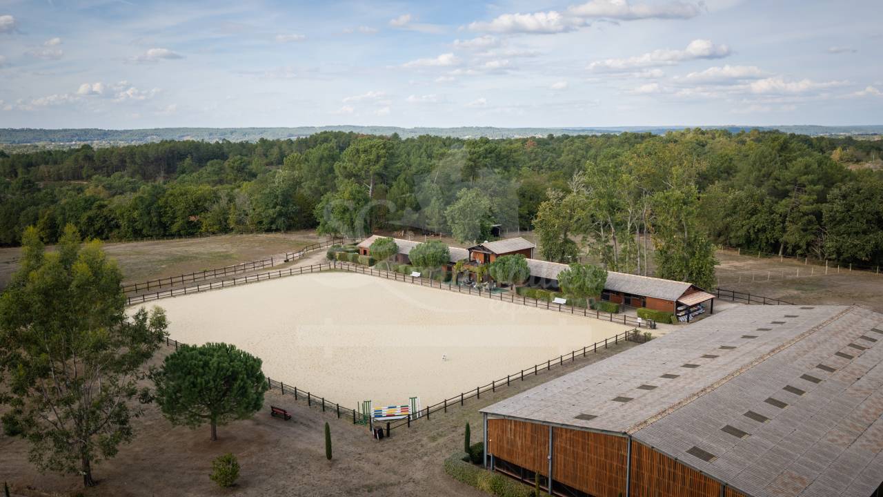 Propri&eacute;t&eacute; &eacute;questre sur + de 21 hectares &ndash; 3 logements