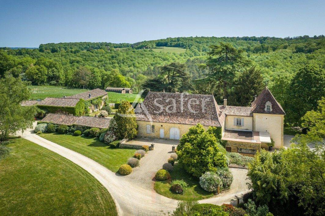 Chartreuse du 18&egrave;me et exploitation avicole sur 107ha en vall&eacute;