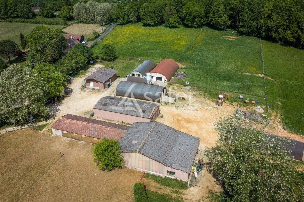 Chartreuse du 18&egrave;me et exploitation avicole sur 107ha en vall&eacute;