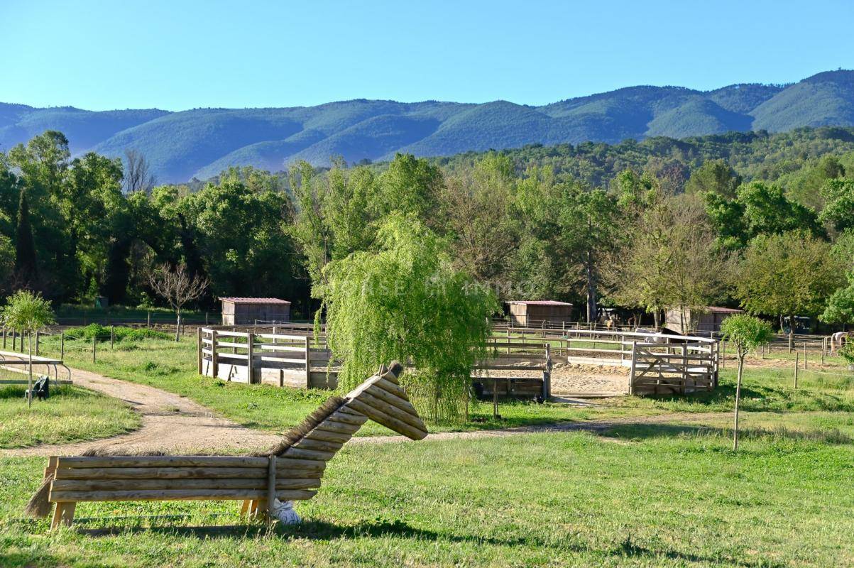 Luberon - DOMAINE &Eacute;QUESTRE SUR 12 HECTARES