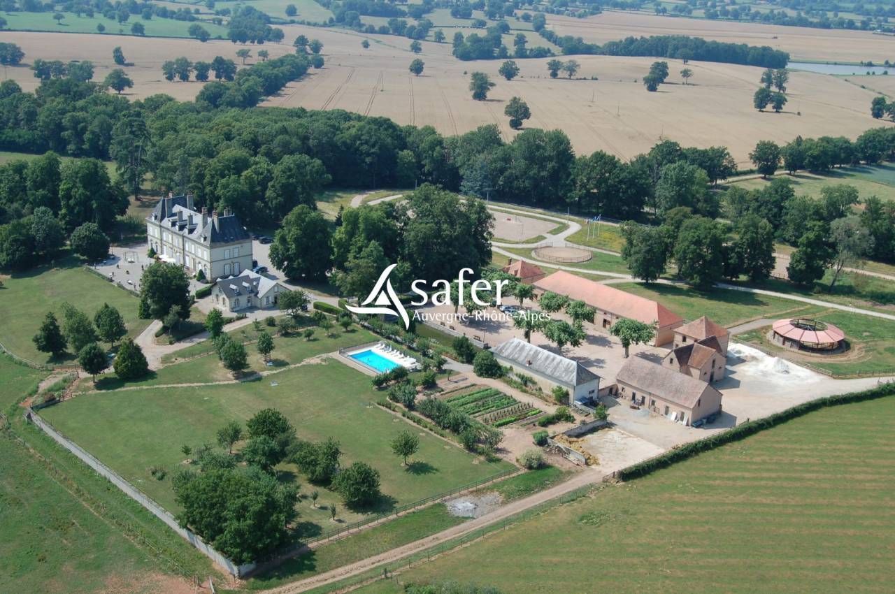 Domaine h&ocirc;telier et touristique avec activit&eacute; &eacute;questre