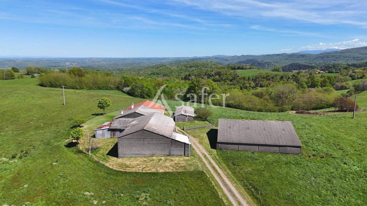 Maison d'habitation et d&eacute;pendances sur 3 hectares agricoles- Pr